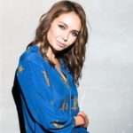 Мама у формі: Ляйсан Утяшева захопила шанувальників стрункими ногами