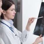 Компресійний перелом хребта у дітей: лікування та реабілітація