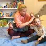 Шик і блиск: Олімпіада Тетерич з дворічною донькою вийшли у світ в золотому вбранні