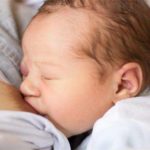 Відрижка у дитини: коли потрібно бити на сполох