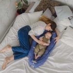 Кокон для новонародженого: чому він потрібен і який вибрати