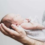 Лікар-ортопед показав, як правильно тримати немовля на руках