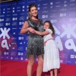 Джинсовий family look: Жасмин з донькою виглядають, як сестри