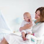 Дуже смішне відео: мама хотіла покласти малюка в ліжко, але він виявився занадто важким