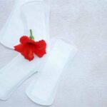 Причини білих виділень перед місячними у жінок