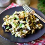 Обладнаний простий салат з баклажанами і яйцем