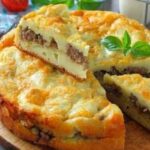 М’ясний пиріг: ідеальний рецепт наливного тіста на кефірі. 10 хвилин і готово!