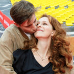 Службовий роман? олександр паль зацілував заміжню стеклову у всіх на виду