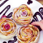 Російський сіннабон: рецепт булочок-троянд з яблук