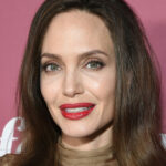 Два чоловіки, робота і ніяких проблем: джолі повертається до життя після розлучення