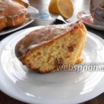 Пишний кекс з родзинками і лимонною глазур’ю