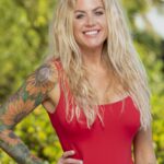 Из Двух Миров: Как Кэролин Уигер Преодолела Тень Прошлого и Стала “Предателем” Стратегии Жизни