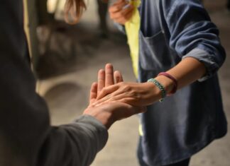 Що означає це вірусне підліткове рукостискання? TikToker чухає голову