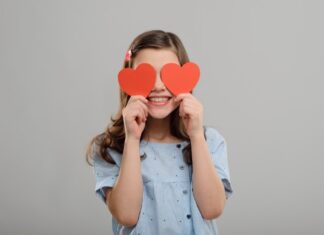 Як допомогти дитині пережити першу закоханість: керівництво для батьків