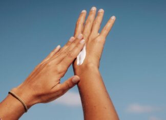 Нове дослідження пояснює, як вплив сонця сприяє розвитку раку шкіри