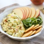 Sałatka z kurczakiem i sosem klonowym curry: przepis na jesień