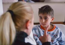 Авторитарний стиль виховання, пов’язаний із занепокоєнням і низькою самооцінкою дітей