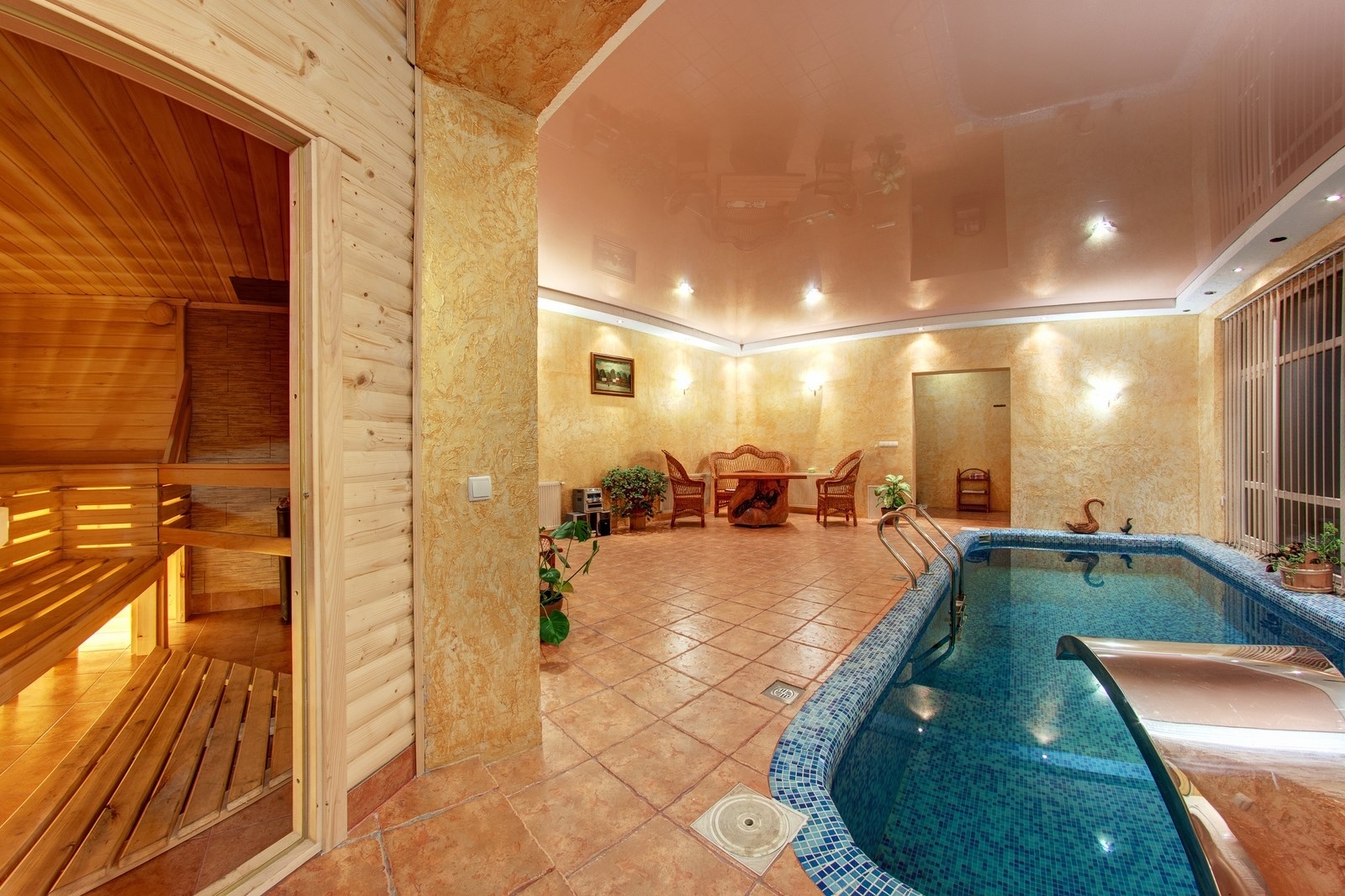 СПА комплекс відпочинок у лісі басейн джакузі