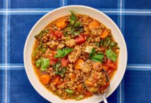 30-хвилинне рагу з ковбасою та сочевицею: швидка, смачна вечеря