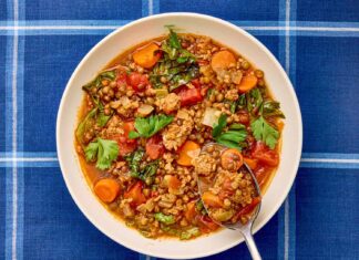 Тушеное рагу из колбасок и чечевицы за 30 минут: быстрый, ароматный ужин