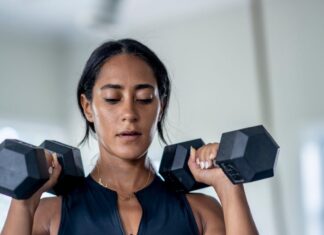 La división de entrenamiento de cuatro días: una guía del entrenador para obtener ganancias eficientes