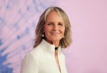 Helen Hunt a její dcera McAnna’ley se otáčejí na pařížském týdnu módy