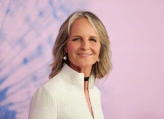 Helen Hunt a její dcera McAnna’ley se otáčejí na pařížském týdnu módy