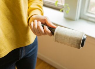 El truco de cocina sorprendentemente eficaz: rodillos de pelusa para derrames secos