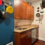 Перетворення кухні: Прийняття деревних тонів з зухвалим зеленим освіженням