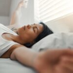 1 річ, яку лікарі з питань сну ніколи, ніколи не роблять вранці