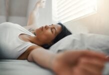 1 річ, яку лікарі з питань сну ніколи, ніколи не роблять вранці