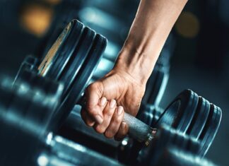 Sollevamento pesi: il percorso supportato dalla scienza per invecchiare più forte