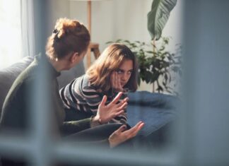 La tempête hormonale parfaite : naviguer entre la ménopause et l’adolescence sous un même toit