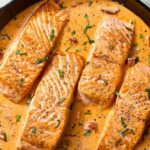 Лосось «Виходь за мене»: вишукана варіація вірусного хіта в одній сковороді