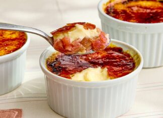Elegancia de temporada: Dominar la Crème Brûlée de fresa y ruibarbo