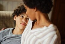 Тактика виживання: як раса і гендер формують «та сама розмова» про зустрічі з поліцією