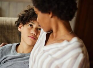 Тактика виживання: як раса і гендер формують «та сама розмова» про зустрічі з поліцією