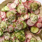 Освіжаючий салат з редису та огірків з пармезаном та цитрусовими