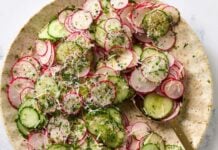 Освіжаючий салат з редису та огірків з пармезаном та цитрусовими