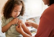 Суд заблокував спірні федеральні рекомендації щодо вакцинації дітей