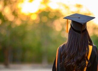 AITA per aver rifiutato di rimborsare le tasse universitarie dopo aver scelto una carriera non laureata?
