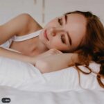 Чому сон у макіяжі руйнує вашу шкіру (і як це виправити)