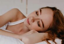 Чому сон у макіяжі руйнує вашу шкіру (і як це виправити)
