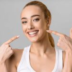Чому ваші зуби виглядають жовтими і як це виправити природним шляхом