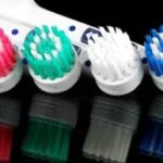 Perché gli spazzolini da denti danneggiano lo smalto